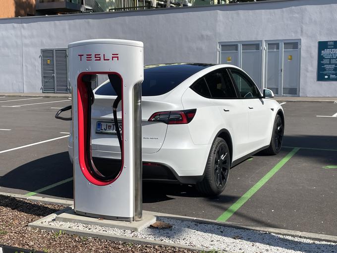 Tesla ima trenutno v Sloveniji na treh lokacijah lastnih 18 močnih polnilnic, a bodo to mrežo še širili. | Foto: Gregor Pavšič