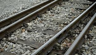 Vlak v Šiški na železniškem prehodu povozil osebo