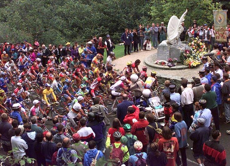 Kolesarji so se med Tourom leta 1997 ustavili ob spomeniku Casartellija.  | Foto: Reuters