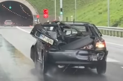 Posnetek nevarne vožnje: 21-letnik bežal s povsem razbitim avtomobilom #video
