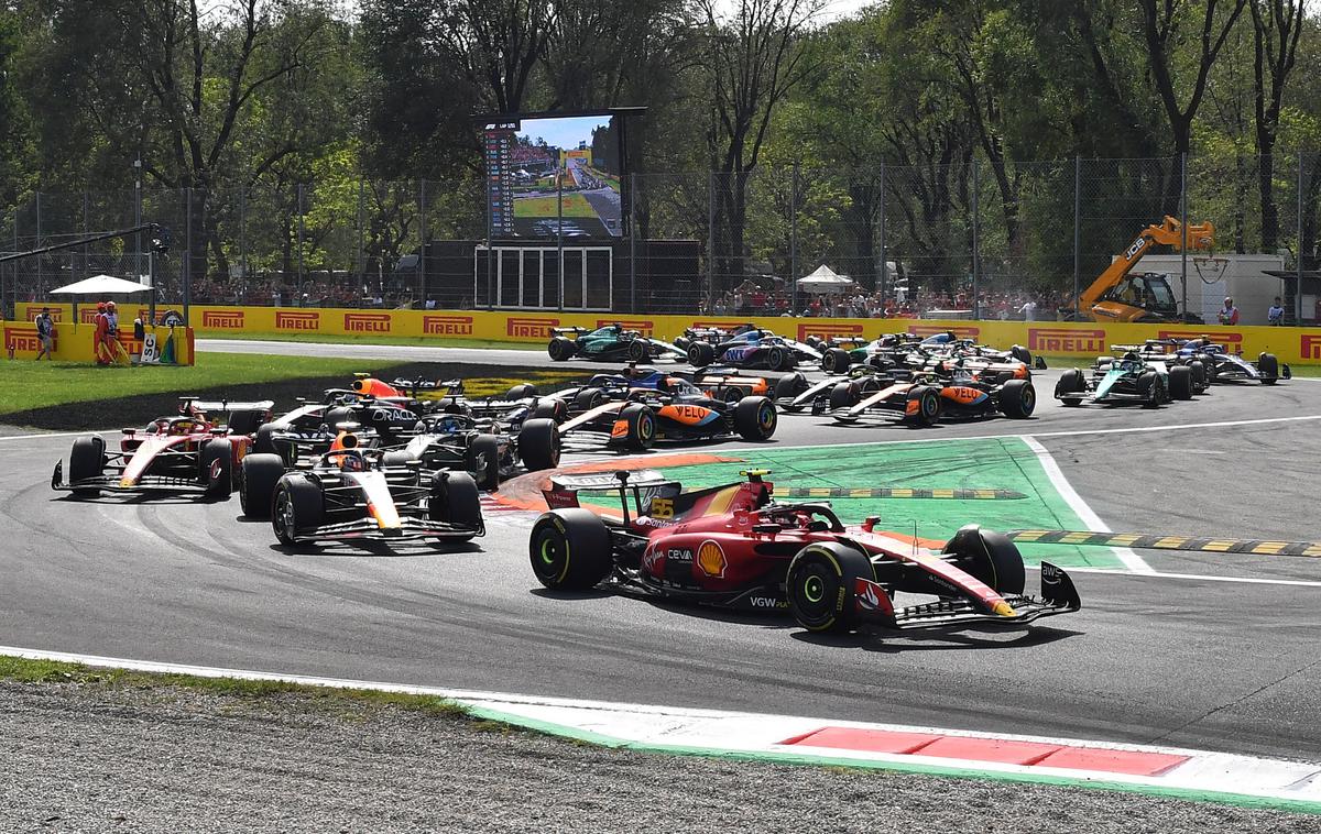 Monza štart Carlos Sainz Ferrari | V prvi šikani je Carlos Sainz še zadržal vodstvo pred Maxom Verstappnom. | Foto Reuters