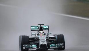 Hamilton tudi na Kitajskem s prvega mesta, drugi Ricciardo