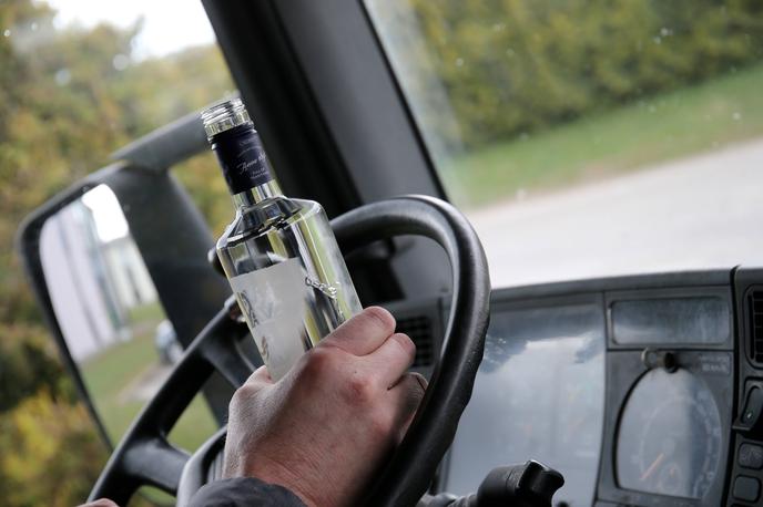 VOZNIK alkohol | Po navedbah PU Nova Gorica alkohol najprej oslabi sposobnost normalnega miselnega presojanja. Voznik je tako prepričan, da vozi bolje kot dejansko, temu pa sledijo slabša sposobnost zaznavanja, napačne ocene razdalj, počasne reakcije, motnje pri ravnotežju, zožen zorni kot in podobno. V cestnem prometu to pogosto pomeni izzivanje nevarnosti, kot so prepočasna ali prehitra vožnja, težje obvladovanje ali spremljanje smeri vožnje, smerni kazalci, ki niso vključeni, ustavljanje pri zeleni luči in vožnja v rdečo luč. | Foto Guliverimage
