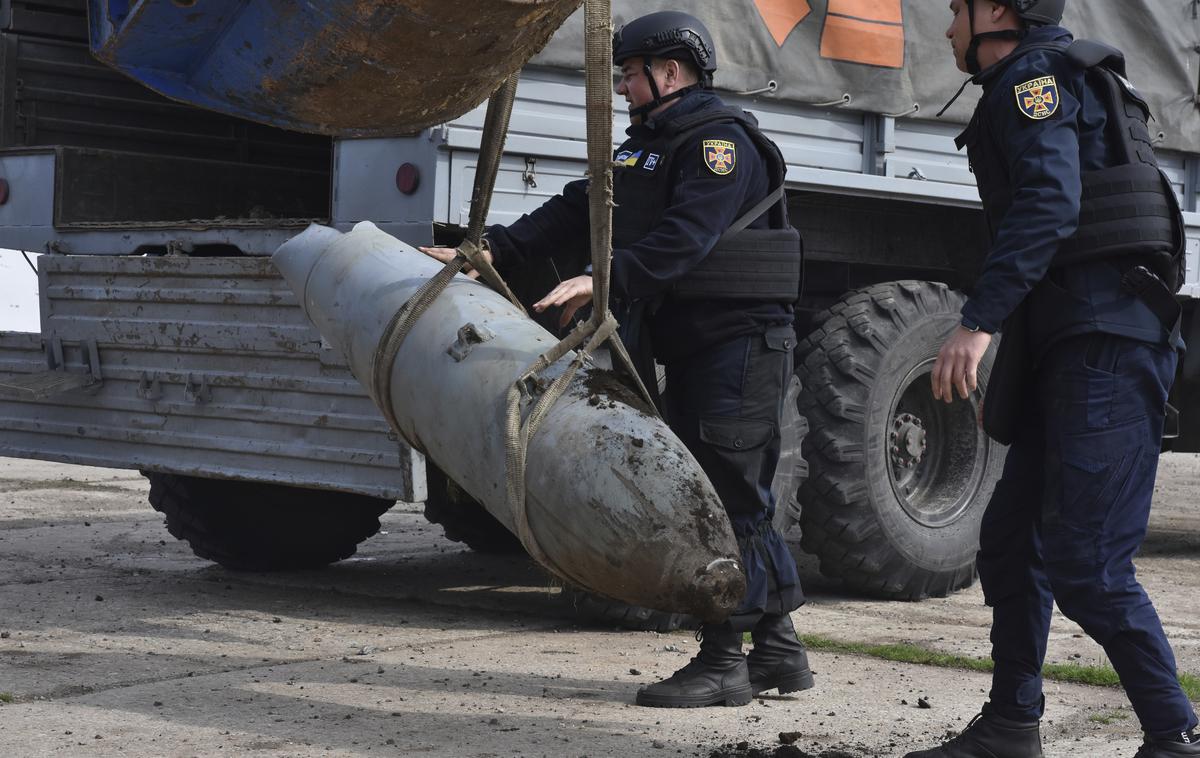 Neeksplodirana ruske jadralne bombe fab-500 | Ukrajinski vojaki natovarjajo neeksplodirano rusko bombo fab-500, ki so jo Rusi odvrgli letos marca v ukrajinski regiji Zaporožje. | Foto Guliverimage
