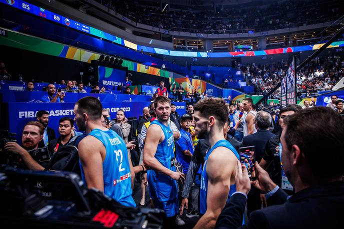 slovenska košarkarska reprezentanca | Luka Dončić je po tekmi mladi družini podelil priznanje, ki ga je prejel kot najboljši igralec tekme. | Foto FIBA