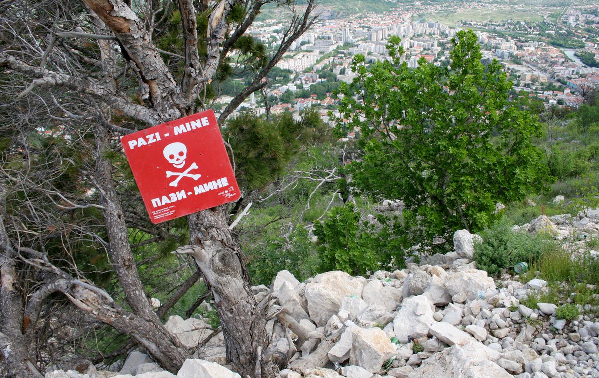 Mine, minsko polje | Po podatkih Centra za odstranjevanje min v BiH je bilo od konca vojne leta 1995 v državi v eksplozijah protipehotnih min poškodovanih 1781 ljudi, od katerih jih je 624 umrlo. Med čiščenjem minskih polj pa je umrlo tudi 53 pirotehnikov. | Foto Shutterstock