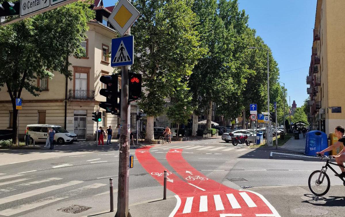 semafor | Pametni semafor za kolesarje je sistem, ki zazna kolesarje in jim samodejno prižge zeleno luč. Programska in strojna oprema za videodetekcijo kolesarjev in vozil je razvita v slovenskem podjetju ASIST. | Foto Grad Zagreb/Facebook