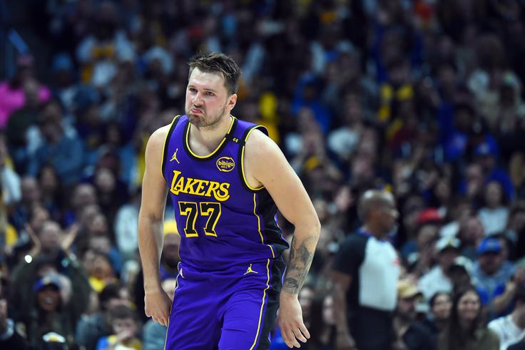 Luka Dončić se pripravlja na čustveno tekmo, saj se bo v noči na sredo prvič kot Jezernik pomeril proti donedavnim soigralcem. | Foto: Reuters