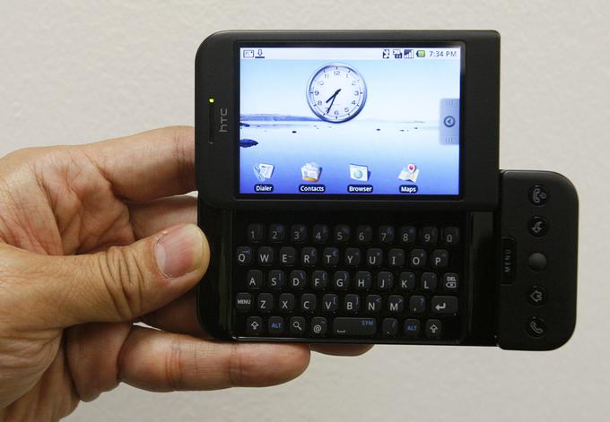 HTC Dream oziroma T-Mobile G1, kot so mu rekli Američani, se ni prodajal slabo. V ZDA je bil njegov delež med vsemi aktivnimi mobilnimi telefoni nekaj časa celo šestodstoten. | Foto: Reuters