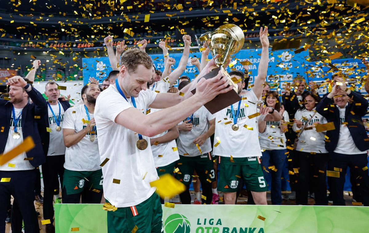 Jaka Blažič Cedevita Olimpija | Jaka Blažič je v ponedeljek dvignil pokal za naslov državnih prvakov. | Foto Aleš Fevžer