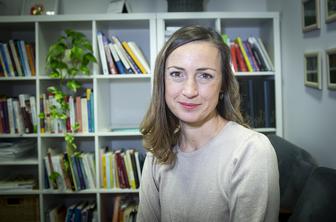 Psihologinja Andreja Poljanec: Niste slab starš, če ne kupite telefona za 1300 evrov