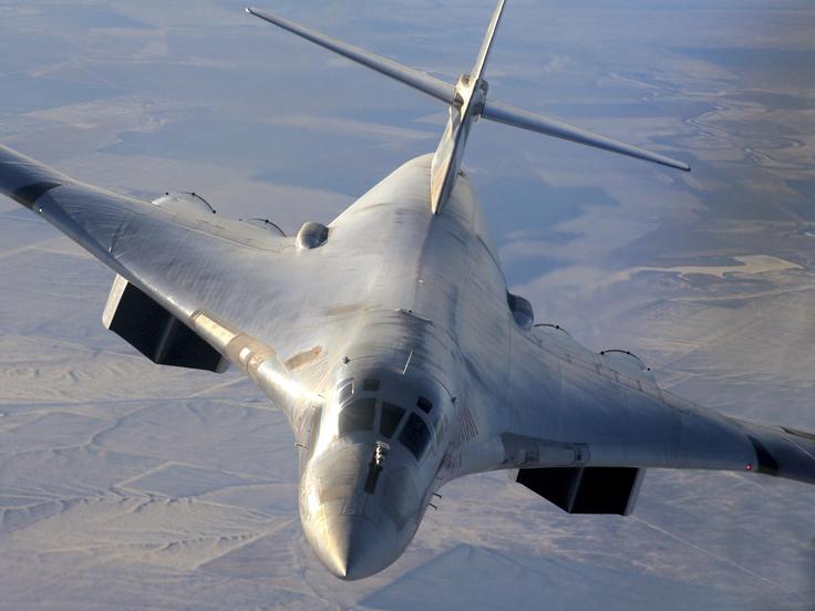 Zaradi ruske agresije je ukrajinski zračni prostor popolnoma zaprt od februarja 2022. Zahodne letalske družbe zaradi sankcij prav tako ne letijo več nad Rusijo. Na fotografiji: ruski strateški bombnik Tu-160. | Foto: Guliverimage