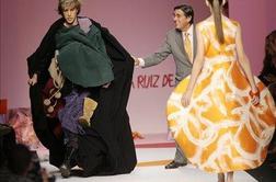Sacha Baron Cohen zmotil modno revijo