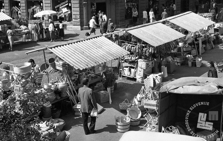 Prodaja lesenih izdelkov na Čopovi, september 1970. Prodaja lesenih izdelkov na Čopovi, september 1970 | Foto: Svetozar Guček, hrani: MNZS