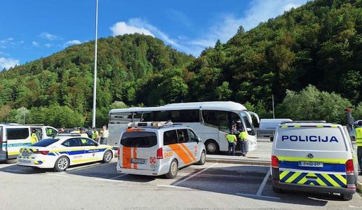 Voznik avtobusa ni hotel ustaviti: "Ustavil bom le, če me ustavi policija"