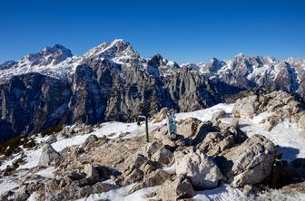 Zimska pravljica na lažje dostopnem dvatisočaku Debela peč #video