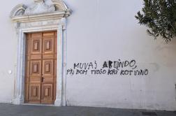 Z grafitom oskrunili fasado dvorane sv. Frančiška v Kopru