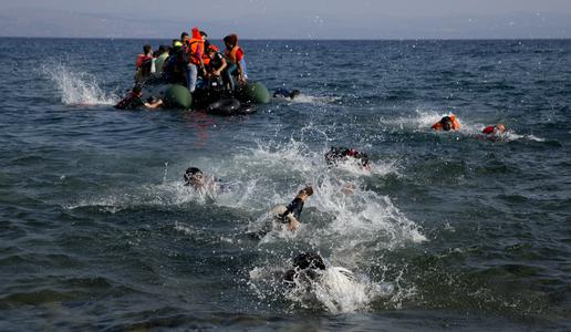 V nesreči čolna z migranti pri Tuniziji več deset mrtvih