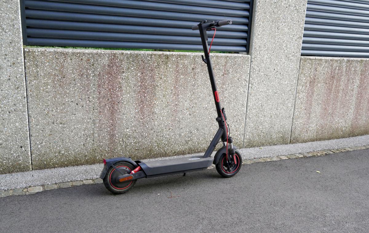Xiaomi Scooter 5 Max | Xiaomi Electric Scooter 5 Max se je med preizkusom dobro obnesel tudi na strmih klančinah in makadamskih poteh. | Foto Srdjan Cvjetović