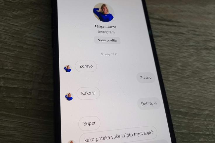 Tako je lažna Tanja Skaza navezala stik z vsemi svojimi morebitnimi žrtvami. Eden prvih znanih Slovencev, ki so opozorili na prevaro, je bil komik Gašper Bergant.  | Foto: Matic Tomšič