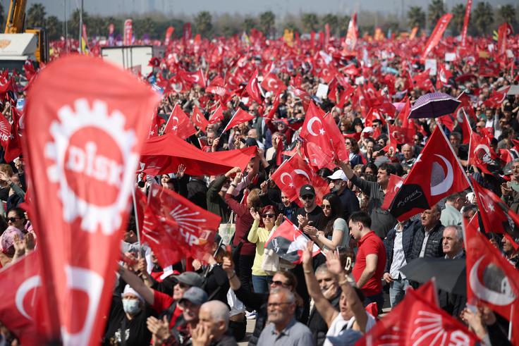 Protesti v podporo priprtemu županu Istanbula Ekremu Imamogluju | Foto: Reuters
