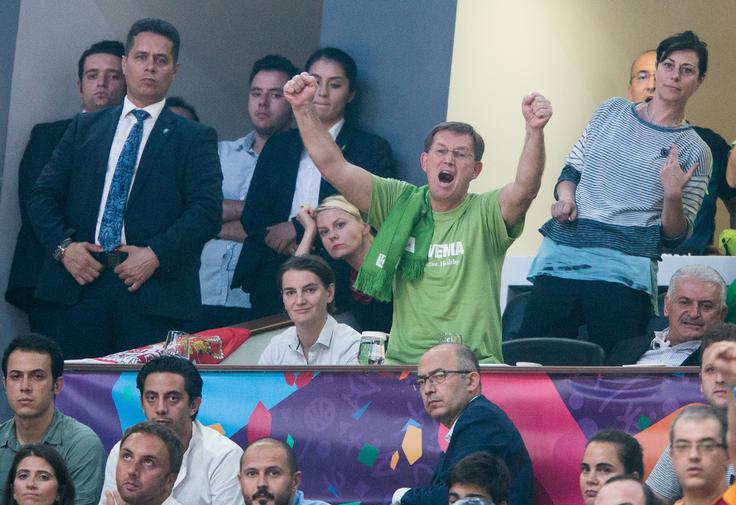 Miro Cerar je v Istanbulu navijal za slovenske košarkarje. | Foto: Sportida