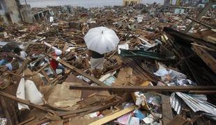 Po tajfunu ljudje umirajo v boju za hrano