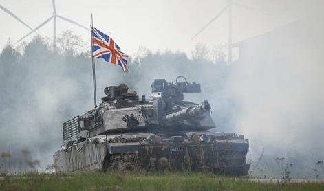 Rusi na robu živčnega zloma: "Britanski tanki iz Estonije gredo nad Sankt Peterburg"