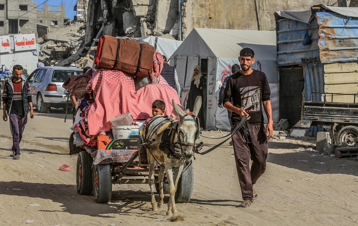 Gaza, Al Mawasi | Izraelska vojska je v ločenem sporočilu danes navedla, da ima humanitarno območje Al Mawasi na jugu vzpostavljeno osnovno infrastrukturo, kot so terenske bolnišnice, vodovodne cevi in oprema za razsoljevanje vode, skupaj s stalno dobavo hrane, šotorov, zdravil in medicinske opreme. | Foto Guliverimage