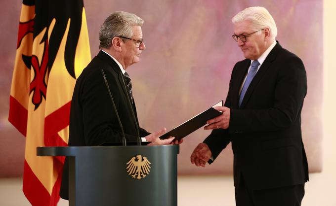 Nekdanji nemški predsednik Joachim Gauck in novoizvoljeni nemški predsednik Frank-Walter Steinmeier. | Foto: Reuters