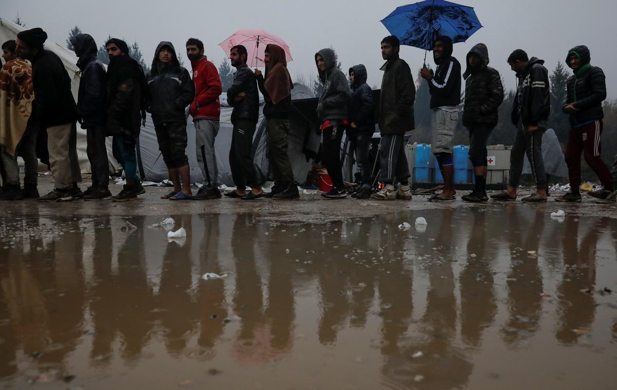 Migranti v Bosni | Med begom pred obmejno policijo so padli v jamo. | Foto Reuters