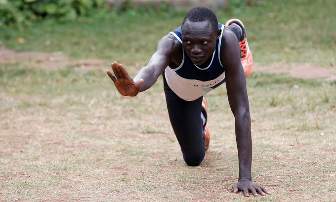 Paulo Amotun Lokoro je 24-letni tekač na 1.500 metrov iz Južnega Sudana. "Preden sem prišel v kenijsko begunsko taborišče, nisem imel niti športnih copatov. Srečen sem, predstavljam vse begunce," pravi. | Foto: Reuters