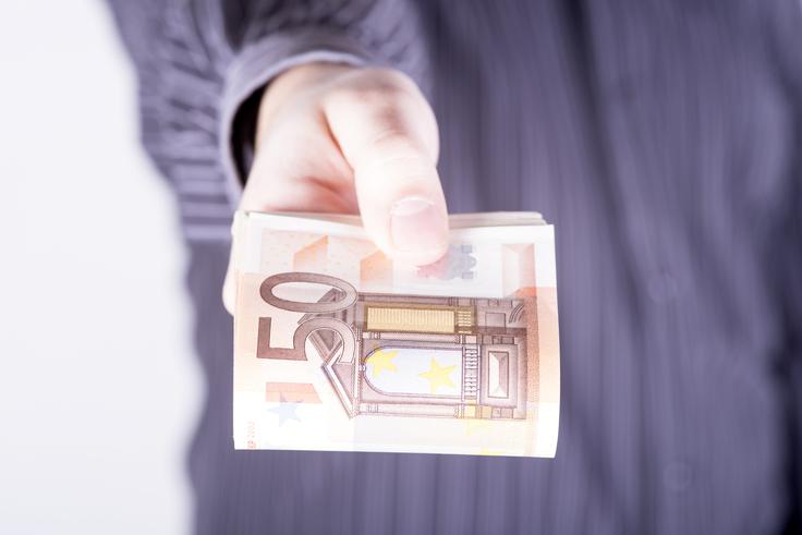 Za naša dobra dela najemamo kredite. To je edini način, da damo in hkrati tudi imamo. Slovenija je torej dejansko postala svetilnik Evrope, le na baterije. | Foto: Thinkstock