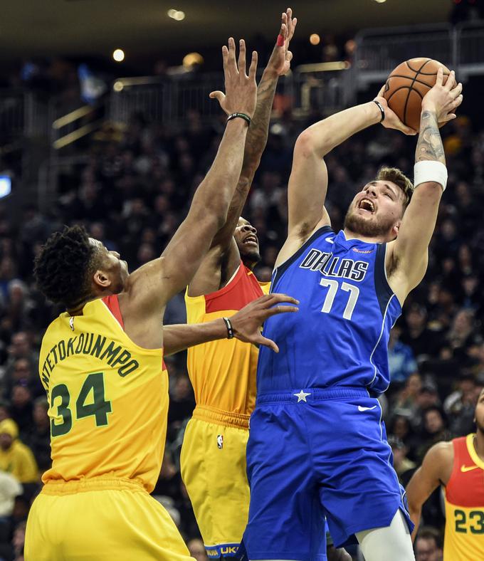 Luka Dončić je med novinci v tej sezoni lige NBA najboljši po točkah (20), tretji v skokih (6,8) in drugi v asistencah (5,2). | Foto: Reuters