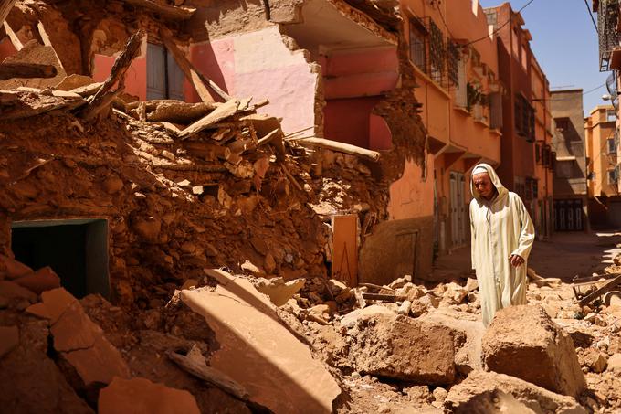 66-letni Mohamed Sebbagh stoji pred svojo uničeno hišo. Amizmiz, gorovje Atlas, Maroko.  | Foto: Reuters
