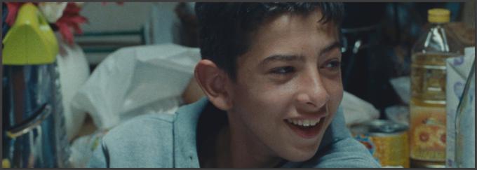 Film, postavljen na italijanski jug in posnet s člani romske družine, pripoveduje avtentično zgodbo o fantu, za katerega zgodnji vstop v svet odraslih ni zgolj stvar preživetja. Producent filma je Martin Scorsese.

 | Foto: 