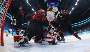 Kanadčani odločno prek olimpijskih podprvakov, Američani pometli z gostitelji