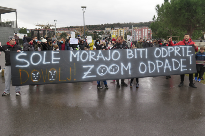 Koper, protest proti zaprtju šol | V Kopru je več sto ljudi protestiralo proti vnovičnemu zaprtju šol. | Foto STA