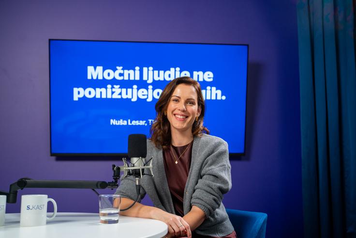 "Zdaj me ni več sram povedati, koliko sem stara," pravi Nuša Lesar, ki je na televizijo prišla mlada in neizkušena, zaradi česar je pogosto "malo lagala, koliko je stara".  | Foto: Liam Toni Šironjič