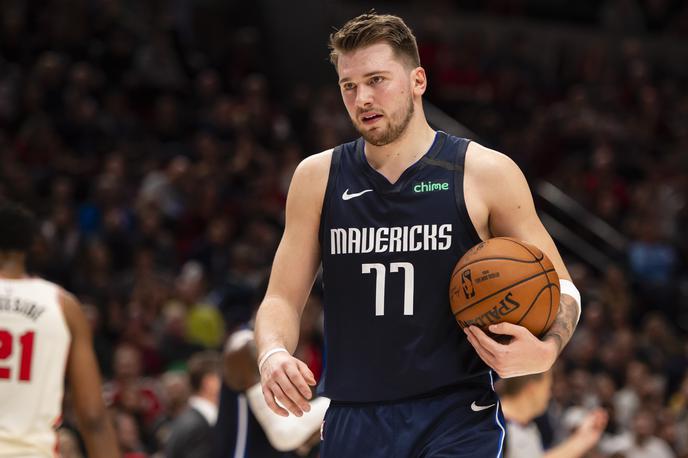 Luka Dončić | Luka Dončić ima težave s palcem na levi roki, zato je izpustil obračun z Minnesoto. | Foto Reuters