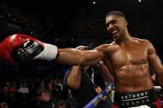 Britanski tank povozil še enega: 18. dvoboj, 18. zmaga, 18. nokavt #video