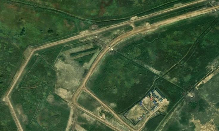 Gradbišče je tako veliko, da ga je na satelitskih posnetkih težko spregledati. | Foto: GoogleEarthFinds