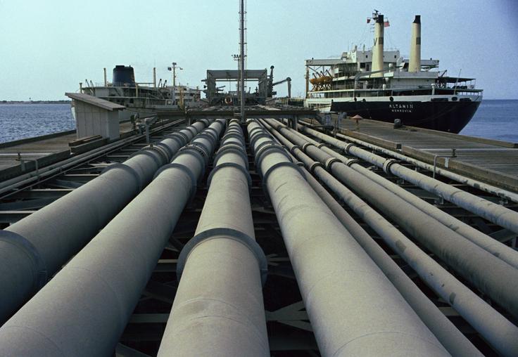 Otok Harg leži 24 kilometrov od iranske obale in predela 90 odstotkov iranskega izvoza surove nafte. Na fotografiji: iranski tanker čaka na natovarjanje nafte v pristanišču na otoku Harg. | Foto: Guliverimage