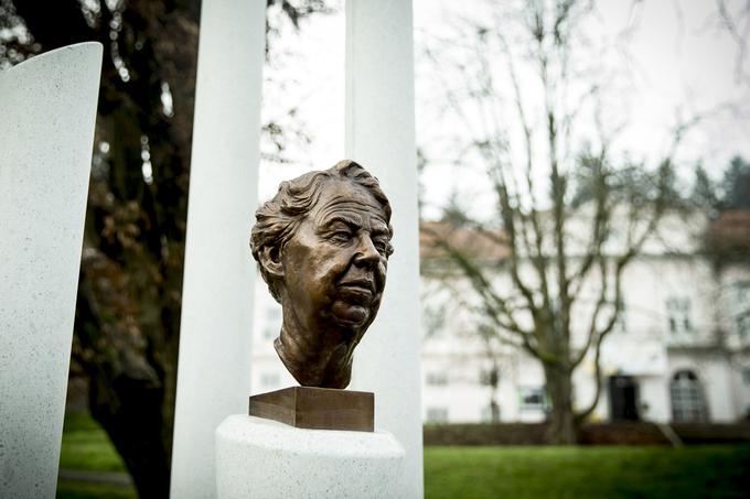 Spomenik Eleanor Roosevelt ob drevoredu, ki vodi do Muzeja novejše zgodovine Slovenije v Tivoliju. | Foto: Ana Kovač