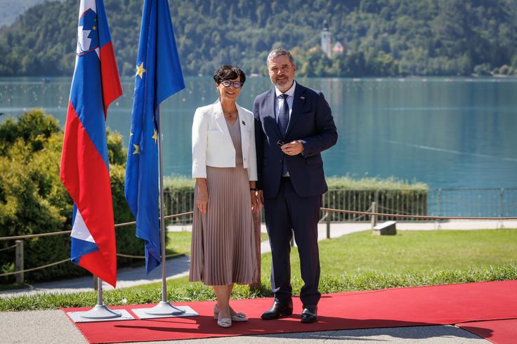 Evropska komisarka za širitev Marta Kos in zunanji minister Tone Kajzer sta se na BSF skupaj fotografirala, do njunega posebnega srečanja pa zaradi drugih obveznosti ne bo prišlo. Prav tako se je zaradi drugih obveznosti opravičil premier Janez Janša. | Foto: Nebojša Tejić/STA