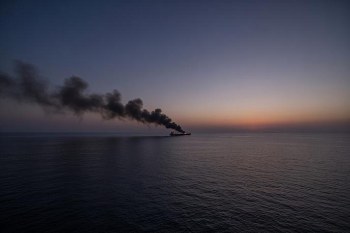 Tanker, ladja | Zakaj gori tanker, ki pluje pod rusko zastavo, ni znano. Fotografija je simbolična. | Foto Grok/Fotografija je bila ustvarjena s pomočjo umetne inteligence