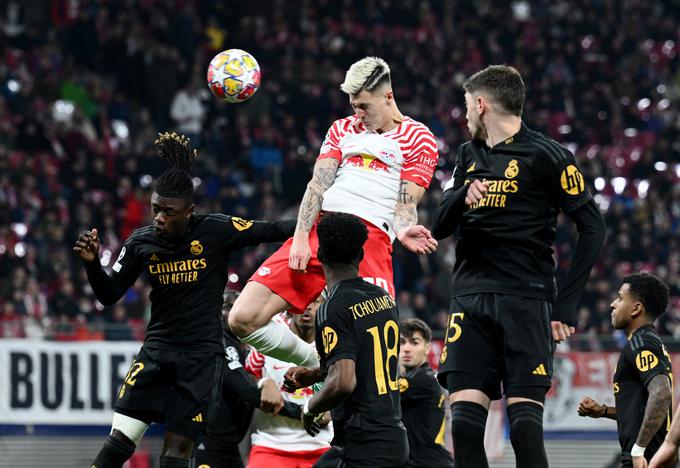 Benjamin Šeško je proti madridskemu Realu zadel že v drugi minuti, a so njegov zgodnji zadetek, znova ga je dosegel z glavo, tako kot zadnje tri v nemški bundesligi, razveljavili. | Foto: Reuters