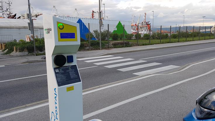 Javna električna polnilnica v Kopru. | Foto: Gregor Pavšič