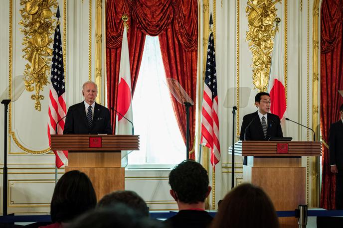 Joe Biden | Joeju Bidnu so na skupni novinarski konferenci s Kishido zastavili tudi vprašanje glede Tajvana. Na vprašanje, ali bi ZDA vojaško branile Tajvan v primeru napada, je odgovoril: "Da. To je zaveza, ki smo jo dali." | Foto Reuters