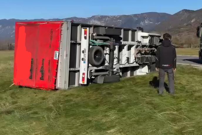 Kombi ni zdržal močnega sunka burje #video